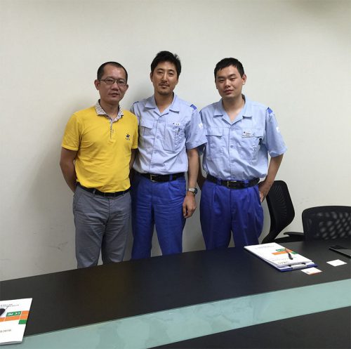 Discusión de soluciones técnicas en empresa japonesa.